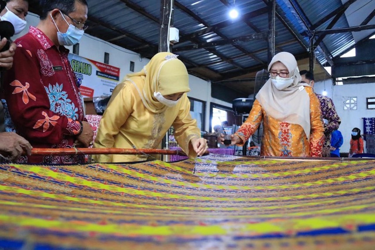 Noorbaiti Ikut Membatik di Workshop Shaho Batik