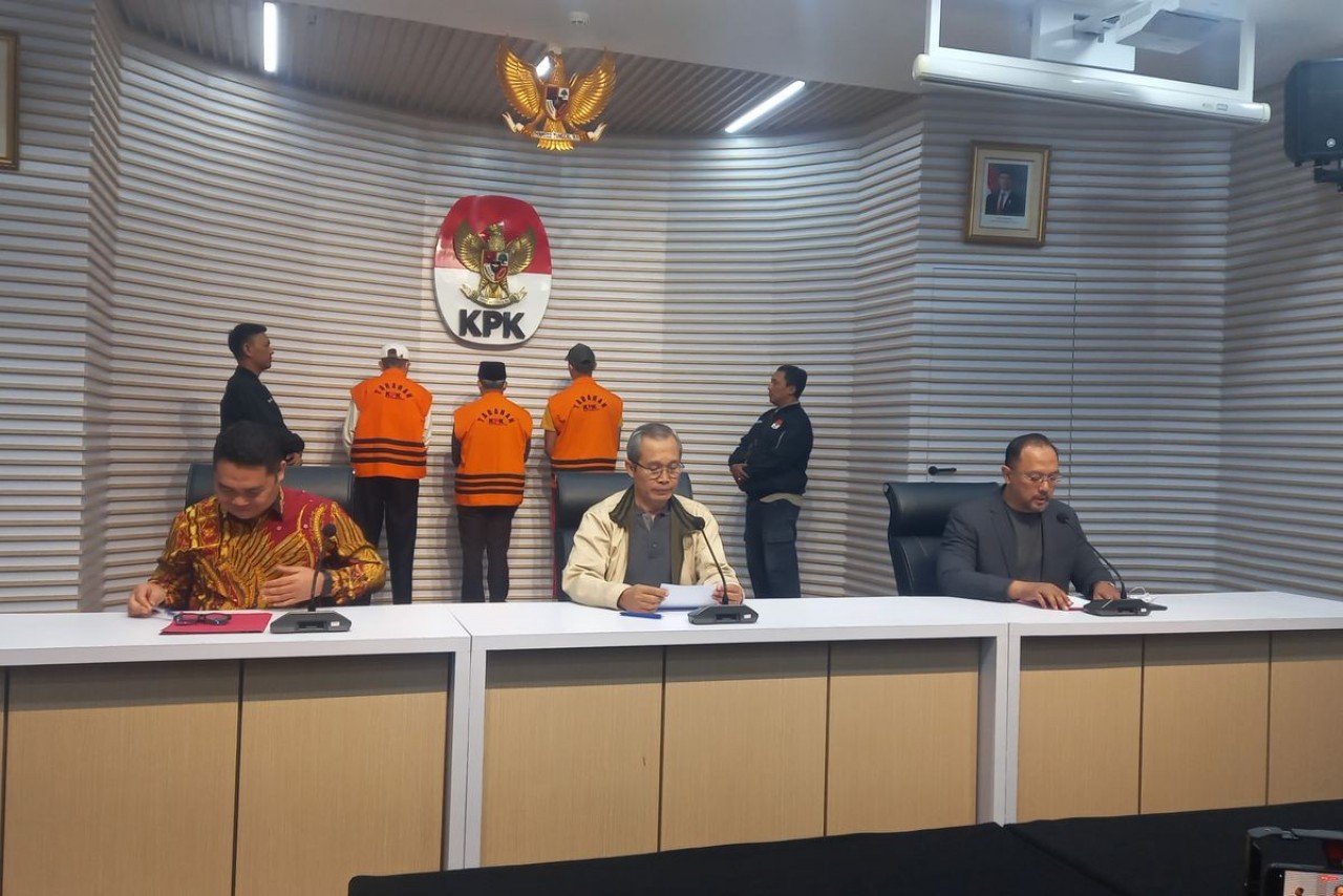 kpk tangkap gubernur bengkulu bersama uang tunai sebesar   Rp 7 m