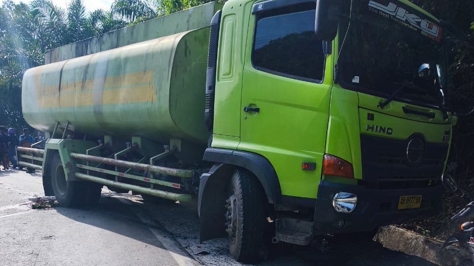 Warga Samarinda   tabrak  truk tangki  tewas di Kandolo. 