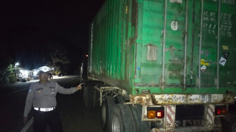 Berkat Call centre 110, trailer terrguling  dI KM 15 Bontang  berhasil  dievakuasi Polisi dengan cepat 
