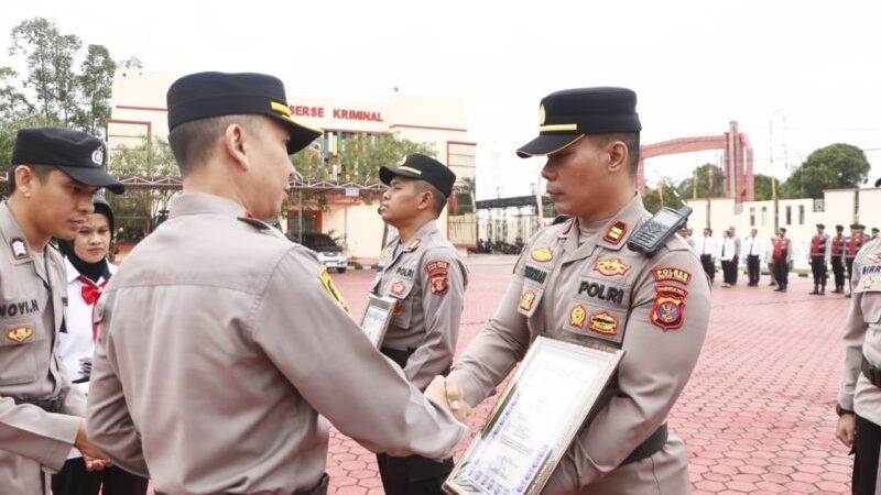 berprestasi. Anggota Polres Kutim  terima  penghargaan Kapolres 