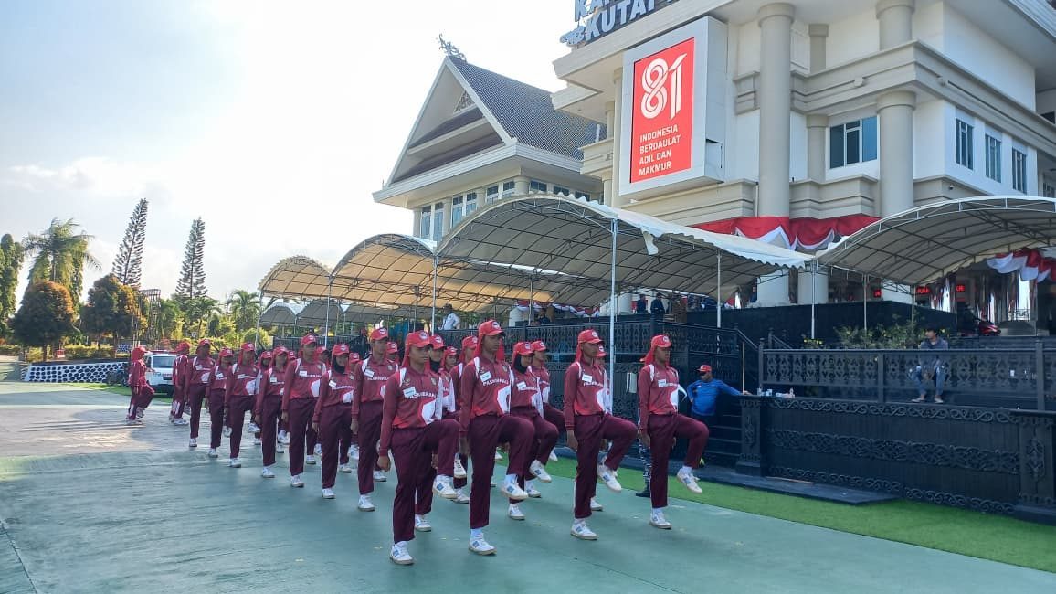 Hari ke 6 calon Paskibraka kutim lakukan latihan terbuka di kantor bupati.