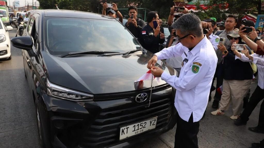 Bupati ikut membagikan. Ribuan bendera Merah Putih ke Masyarakat