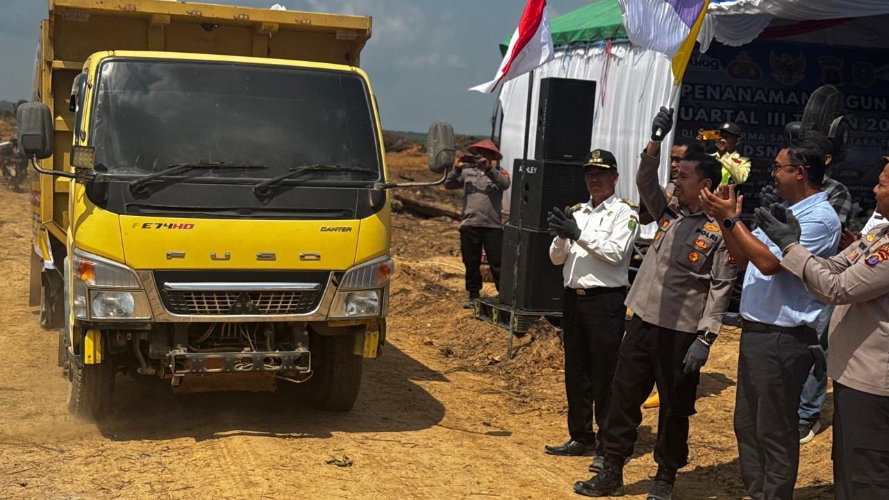 POLRES KUTIM KIRIM 7 TON JAGUNG DARI MUARA WAHAU   KE    GUDANG BULOG SAMARINDA