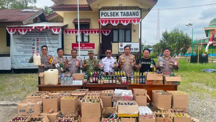 669 botol miras dan puluhan liter miras tradisional di sita tim Gabungan dari sejumlah toko  di Tabang.