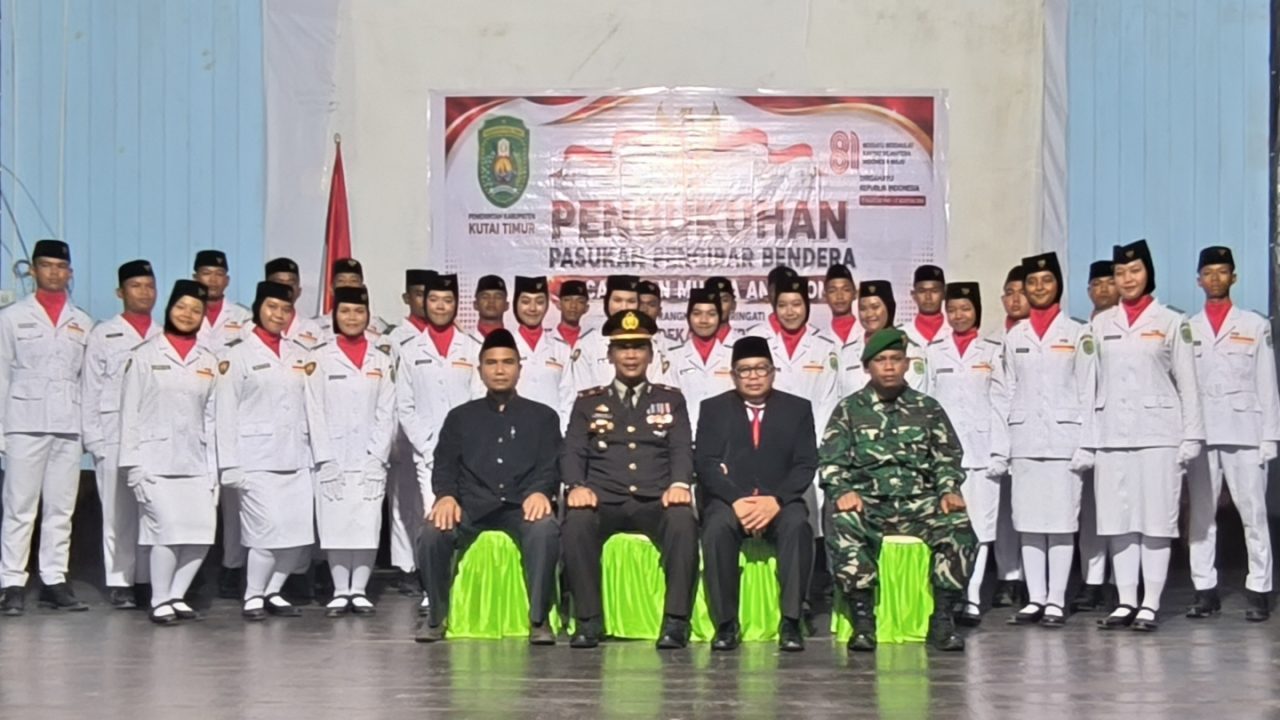 Sabran Kukuhkan Paskibra Muara Ancalong 