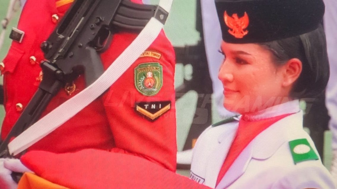 setelah diturunkan, Bendera Merah Putih diserahkan Hilariy ke Wabup Mahyunadi