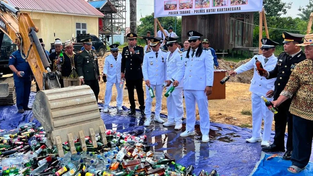 ratusan botol miras dan puluhan liter miras cap tikus dimusnahkan di Tabang