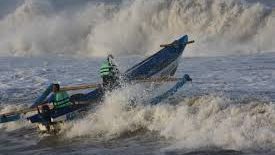 hat-hati melaut ombak setinggi 2 meter mengancam perahu kecil