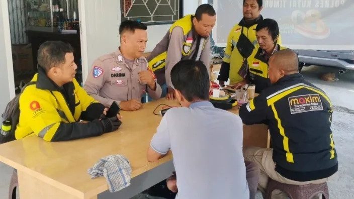 Lantas Polres Kutim Ajak Ojol jadi contoh dalam berlalulintas.