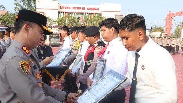 kapolres Kutim kembali beri penghargaan kepada anggotanya 