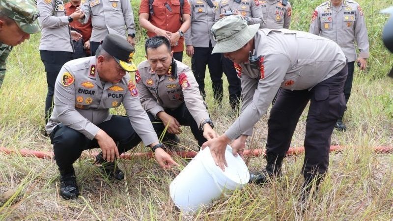 polda gunakan semi kimia agar karhutla tak meluas uji coba dilakukan di Balikpapan Asri.