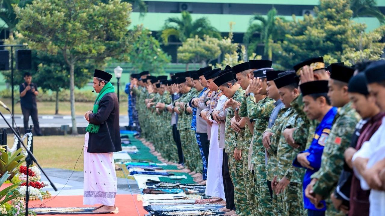 ratusan orang ikuti shalat istisqa di makodam Mulawarman