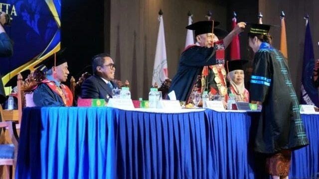 STIE Nusantara buat sejarah baru, har ini sudah  wisuda 64orang  sarjana S2.