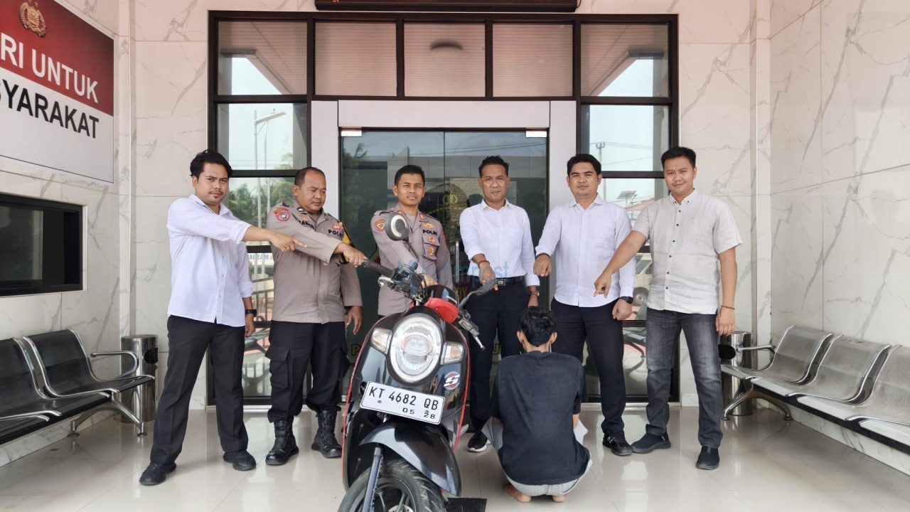 pura-pura jadi pembeli, sepeda motor diembat