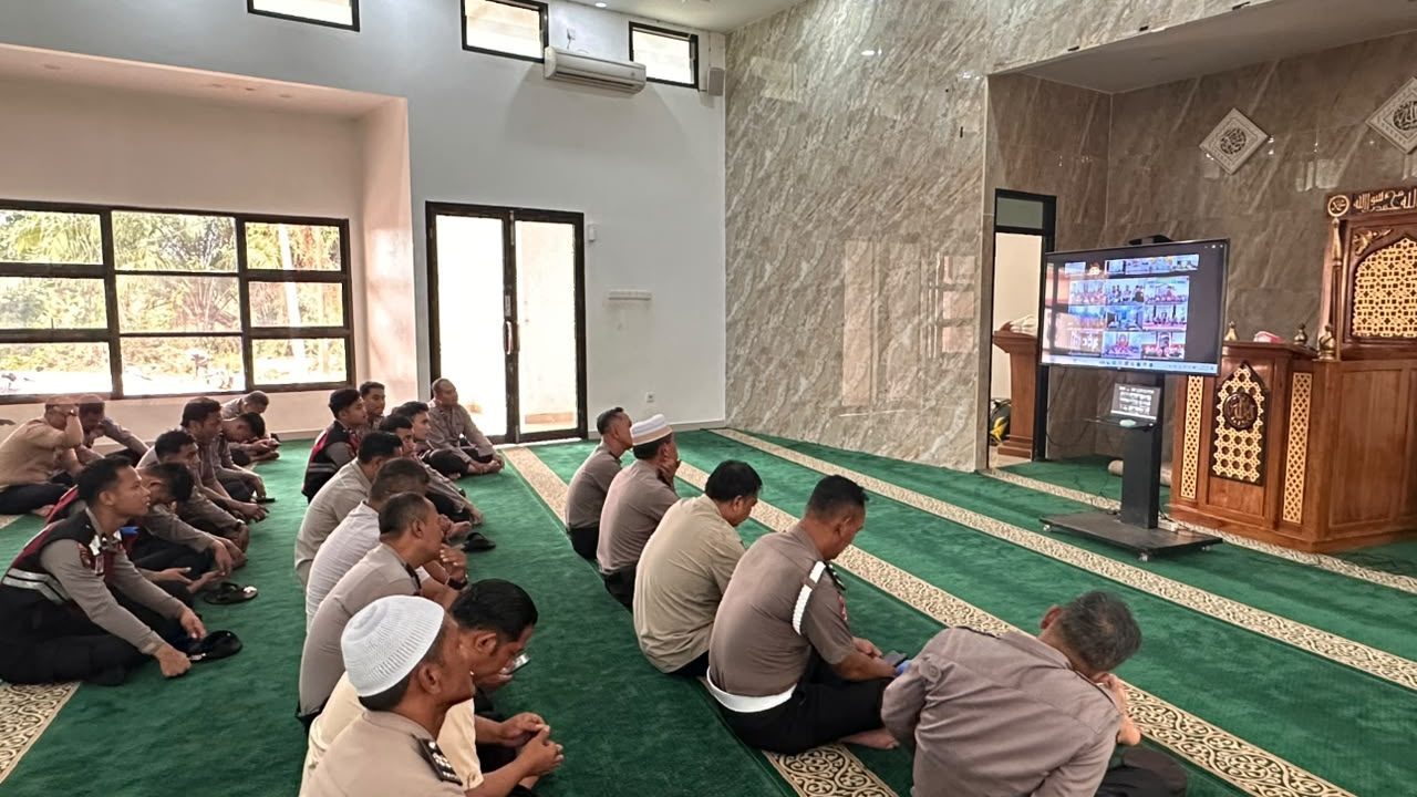 polres Kutim ikuti Program (Binrohtal)Polri di Masjid Polres 