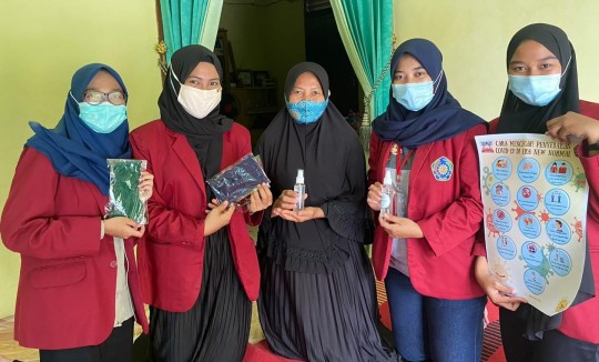 Peduli Masyarakat, Mahasiswa UMM Bagi-Bagi Masker di Sangkima