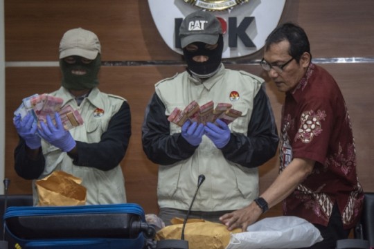 Bupati Bandung Barat Bersama Anaknya Diamankan KPK