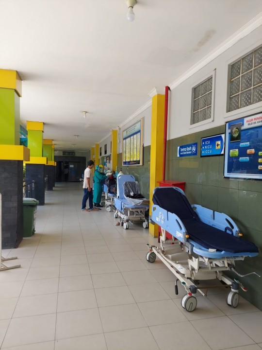 Nakes RSKD  Kelelahan, Pasien Terpaksa Dirawat di Lorong