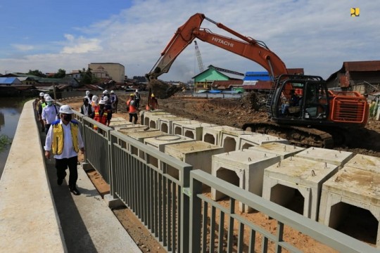 Menteri Tinjau Penangan Banjir di Karang Mumus 