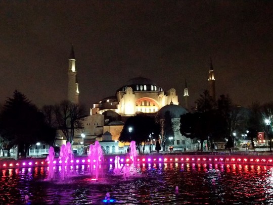 Catatan Ke Turki (6) :Hagia Sophia dan Masjid Sultan Ahmed Satu Areal, Wisatawan Terkesima