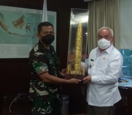 Brigjen TNI Cahyo Pamitan Dengan Isran