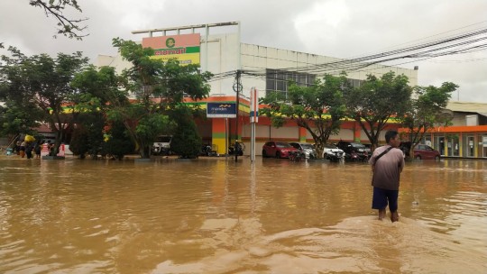 Banjir Belum Surut, Warga Tutup Knalpot Dengan Plastik