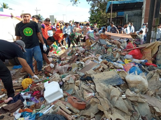 Pejabat Pemkab, Pimpinan Perusahaan, TNI dan Polri serta Masyarakat Serang Tumpukan Sampah di Sangatta