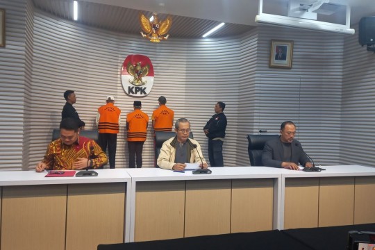 kpk tangkap gubernur bengkulu bersama uang tunai sebesar   Rp 7 m