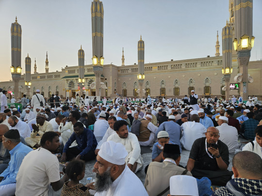 catatan berburu pahala di akhir  ramadhan 2025  (5)NIKMATNYA BISA BERBAGI TAKJIL DI   TANAH  SUCI.