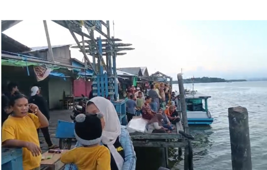 KETUT NEKAD TERJUN KE LAUT DENGAN SEPEDA MOTOR
