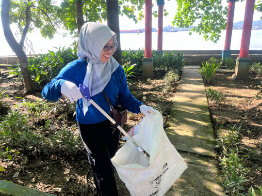 dpk kerahkan semua pegawai ikut aksi bersih sampah plastiK.