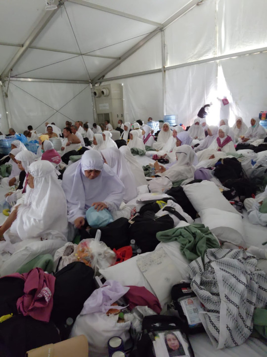 usai shalat dzuhur , pecah tangis jamaah
