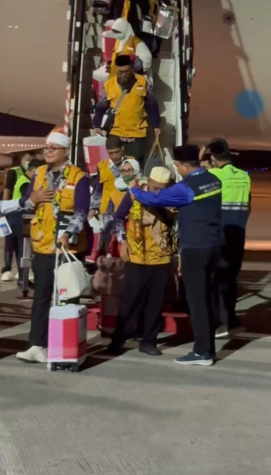Jamaah haji kloter 1 balikpapan tiba di balikpapan langsung sujud syukur di bandara SAMS.