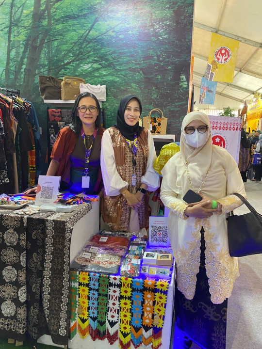 di hut dekranas ke 45 kutimtampilkan  dua atraksi budaya.