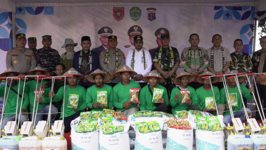 wujudkan asta cita, kapolres kutim beri bantuan alsintan kepada petani.
