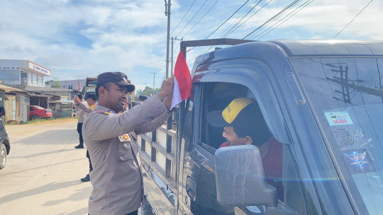 Polsek ranpul gelorakan semangat kemerdekaan  Bagikan pulugan lembar bendera merAh putih