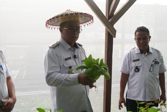 Wabup kutim mahyunadi kunjungi desa batu timbau  SANGATTA (6/8)