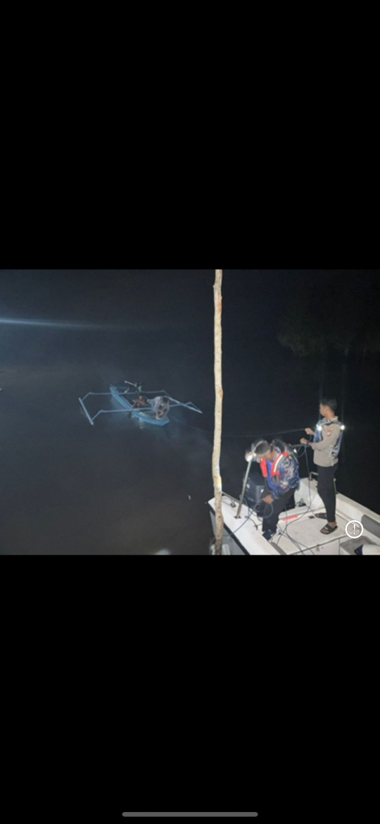 TEROMBANG-AMBING DI LAUT, Nelayan  diselamatkan polairud polres Kutim