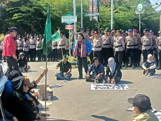 MAHASISWA DAN MASYARAKAT KUTIM GELAR AKSI DAMAI DI BUKIT PELANGI TUNTUT KAPOLRI DICOPOT
