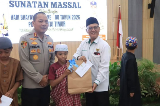 Polres Kutim khitan anak secara gratis