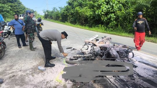 SEPEDA MOTOR ADU BANTENG DI BENGALON 2 ORANG TEWAS TERBAKAR
