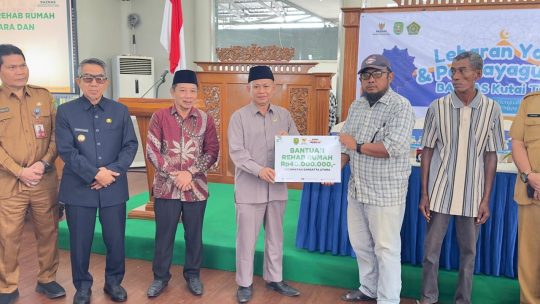 Baznas  gelontorkan dana ummat untuk  Beasiswa dan peningkatan modal umkm di Kutim.  Bupati Ardiansyah minta masyarakat imendukung dan awasi.