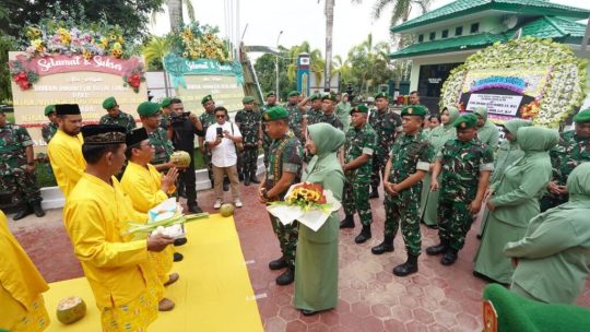Zainal  dan Istri Disambut Dengan Tepong Tawar  Ketika  Tiba di  Makodim Kutim.