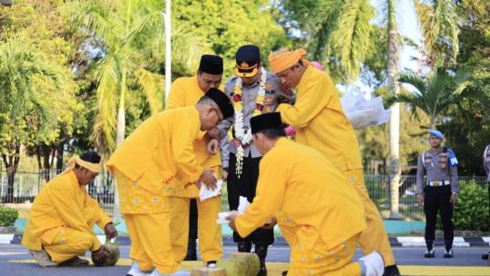 AKBP Aryansyah Disambut dengan Adat Kutai di Mapolres Kutim