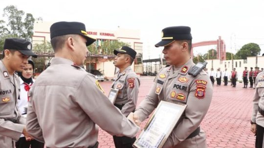 berprestasi. Anggota Polres Kutim  terima  penghargaan Kapolres 