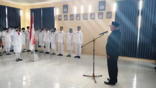 PASKIBRA MUARA BENGKAL SIAP KIBARKAN MERAH PUTIH