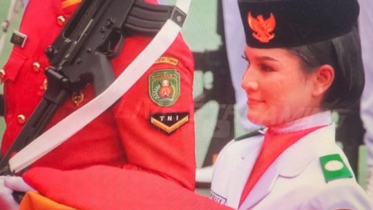 setelah diturunkan, Bendera Merah Putih diserahkan Hilariy ke Wabup Mahyunadi