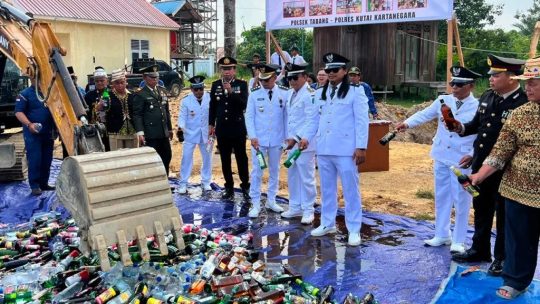 ratusan botol miras dan puluhan liter miras cap tikus dimusnahkan di Tabang
