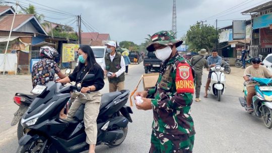 Tim Karhutla Kongbeng sambil pantau titik Api juga bagikan Masker dan vitamin.
